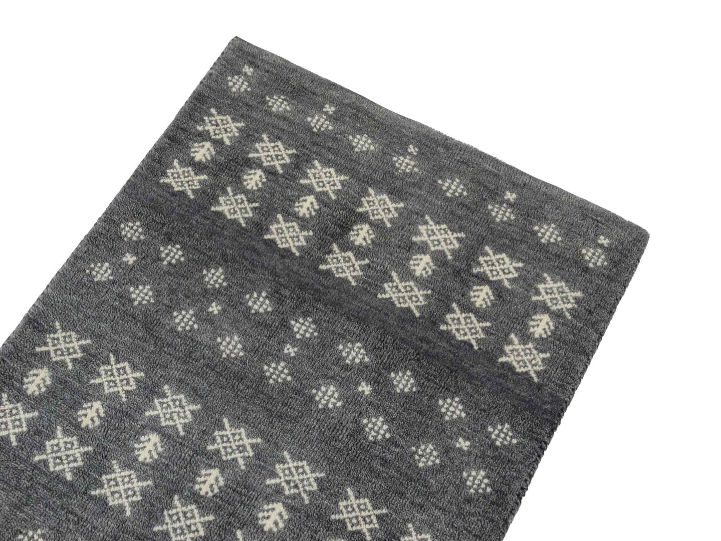 Handgeknüpfter Indo Loribaft Orientteppich von Khademi aus Wolle, grau. Geometrisches Nomaden-Design. Von Hand geknüpft in Indien. Größe: 95x64cm. Teppichnummer: KB4-1714. Verkauf durch Jupiter Intl.