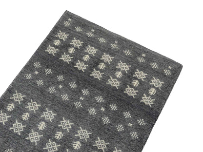 Handgeknüpfter Indo Loribaft Orientteppich von Khademi aus Wolle, grau. Geometrisches Nomaden-Design. Von Hand geknüpft in Indien. Größe: 95x64cm. Teppichnummer: KB4-1714. Verkauf durch Jupiter Intl.