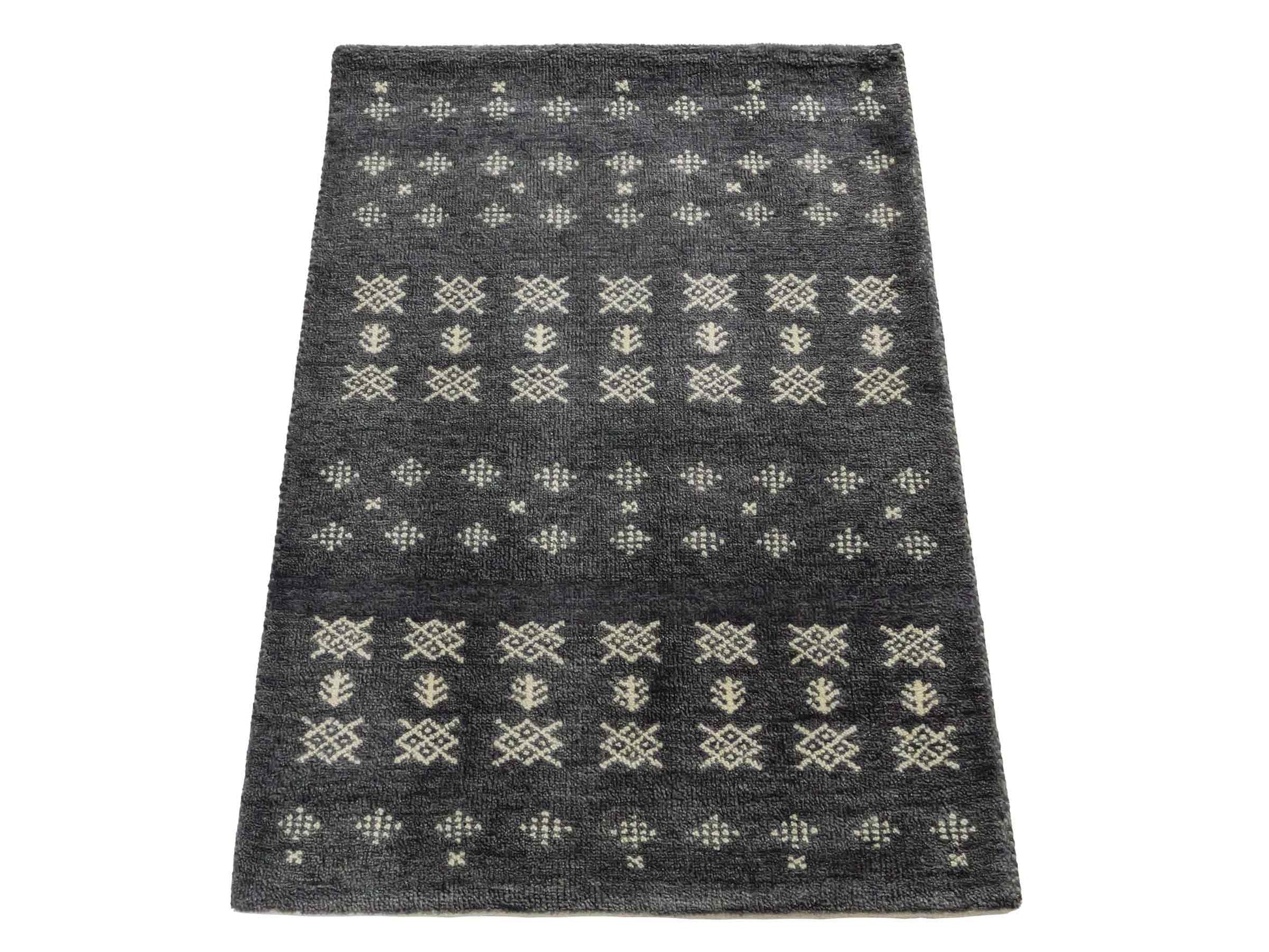 Handgeknüpfter Indo Loribaft Orientteppich von Khademi aus Wolle, grau. Geometrisches Nomaden-Design. Von Hand geknüpft in Indien. Größe: 95x64cm. Teppichnummer: KB4-1714. Verkauf durch Jupiter Intl.