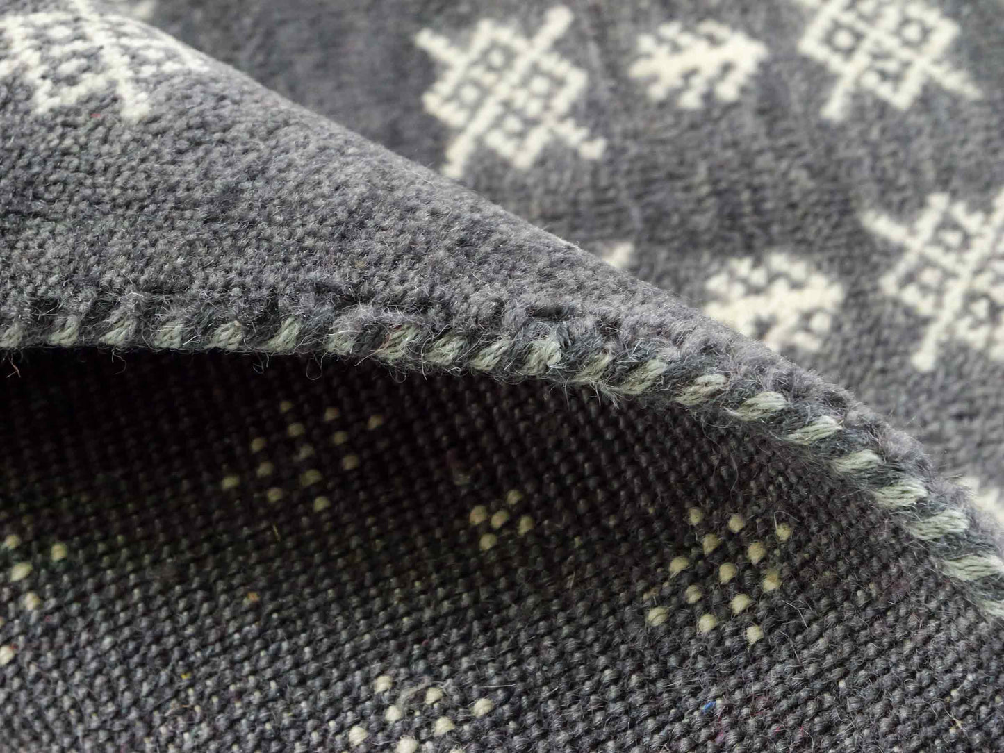 Handgeknüpfter Indo Loribaft Orientteppich von Khademi aus Wolle, grau. Geometrisches Nomaden-Design. Von Hand geknüpft in Indien. Größe: 95x64cm. Teppichnummer: KB4-1714. Verkauf durch Jupiter Intl.