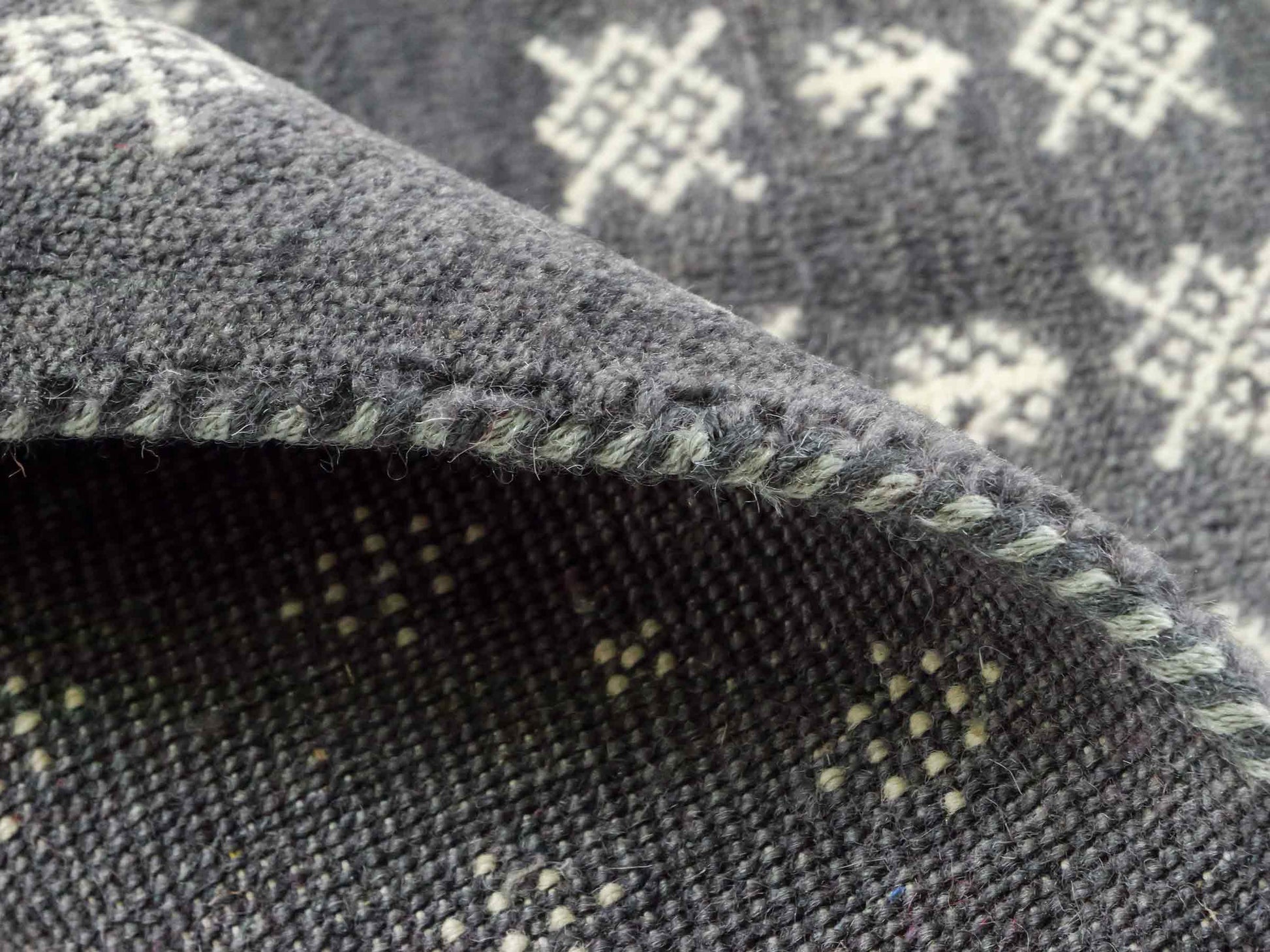 Handgeknüpfter Indo Loribaft Orientteppich von Khademi aus Wolle, grau. Geometrisches Nomaden-Design. Von Hand geknüpft in Indien. Größe: 95x64cm. Teppichnummer: KB4-1714. Verkauf durch Jupiter Intl.