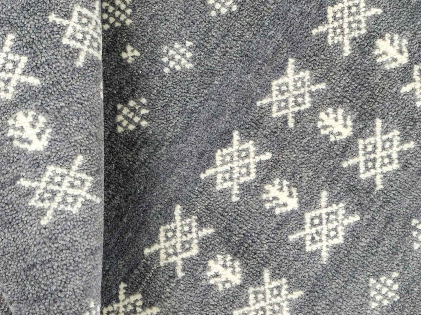 Handgeknüpfter Indo Loribaft Orientteppich von Khademi aus Wolle, grau. Geometrisches Nomaden-Design. Von Hand geknüpft in Indien. Größe: 95x64cm. Teppichnummer: KB4-1714. Verkauf durch Jupiter Intl.