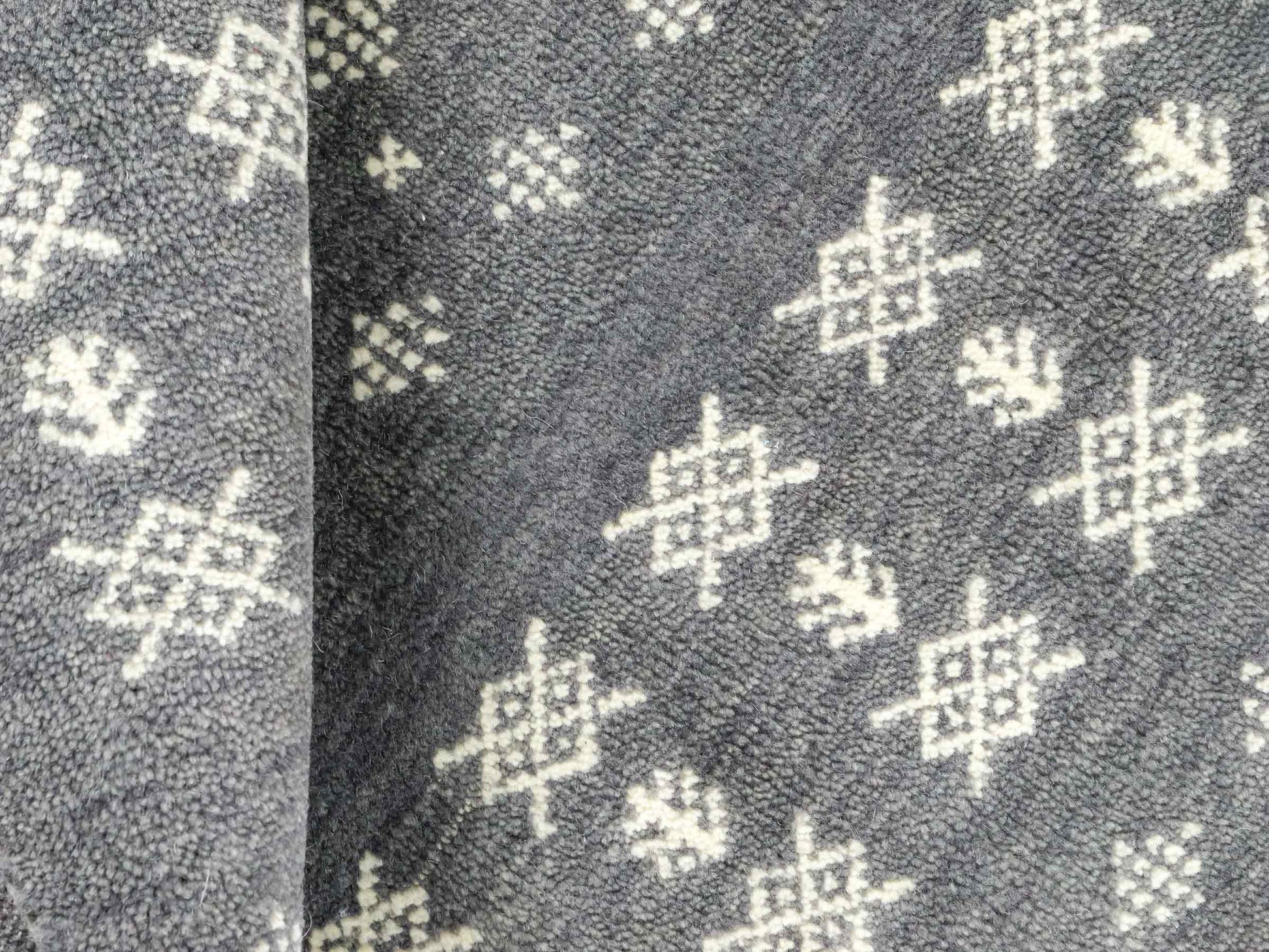 Handgeknüpfter Indo Loribaft Orientteppich von Khademi aus Wolle, grau. Geometrisches Nomaden-Design. Von Hand geknüpft in Indien. Größe: 95x64cm. Teppichnummer: KB4-1714. Verkauf durch Jupiter Intl.