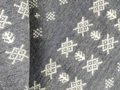 Handgeknüpfter Indo Loribaft Orientteppich von Khademi aus Wolle, grau. Geometrisches Nomaden-Design. Von Hand geknüpft in Indien. Größe: 95x64cm. Teppichnummer: KB4-1714. Verkauf durch Jupiter Intl.