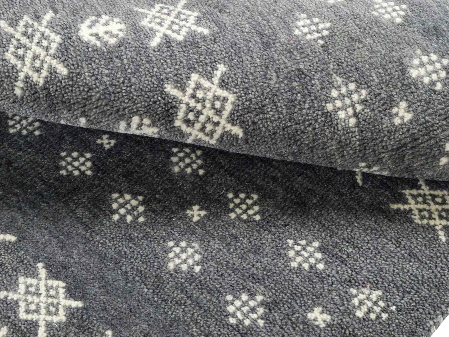 Handgeknüpfter Indo Loribaft Orientteppich von Khademi aus Wolle, grau. Geometrisches Nomaden-Design. Von Hand geknüpft in Indien. Größe: 95x64cm. Teppichnummer: KB4-1714. Verkauf durch Jupiter Intl.