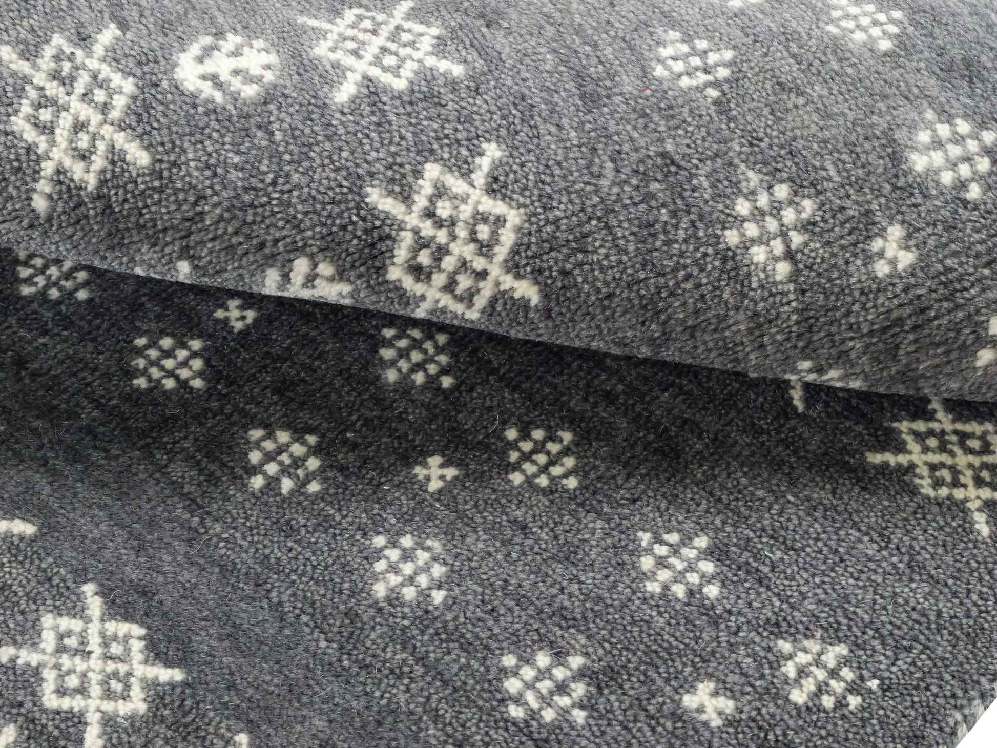 Handgeknüpfter Indo Loribaft Orientteppich von Khademi aus Wolle, grau. Geometrisches Nomaden-Design. Von Hand geknüpft in Indien. Größe: 95x64cm. Teppichnummer: KB4-1714. Verkauf durch Jupiter Intl.