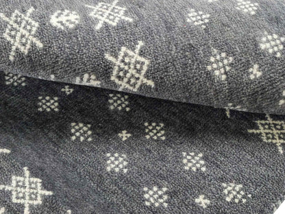 Handgeknüpfter Indo Loribaft Orientteppich von Khademi aus Wolle, grau. Geometrisches Nomaden-Design. Von Hand geknüpft in Indien. Größe: 95x64cm. Teppichnummer: KB4-1714. Verkauf durch Jupiter Intl.