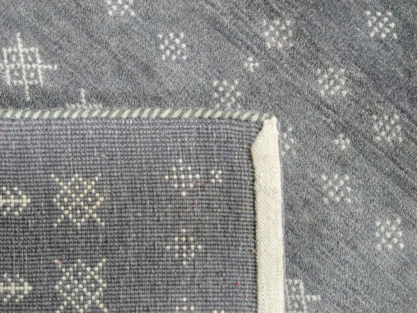 Handgeknüpfter Indo Loribaft Orientteppich von Khademi aus Wolle, grau. Geometrisches Nomaden-Design. Von Hand geknüpft in Indien. Größe: 96x61cm. Teppichnummer: KB4-1754. Verkauf durch Jupiter Intl.