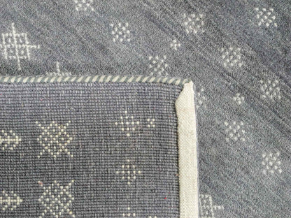 Handgeknüpfter Indo Loribaft Orientteppich von Khademi aus Wolle, grau. Geometrisches Nomaden-Design. Von Hand geknüpft in Indien. Größe: 96x61cm. Teppichnummer: KB4-1754. Verkauf durch Jupiter Intl.