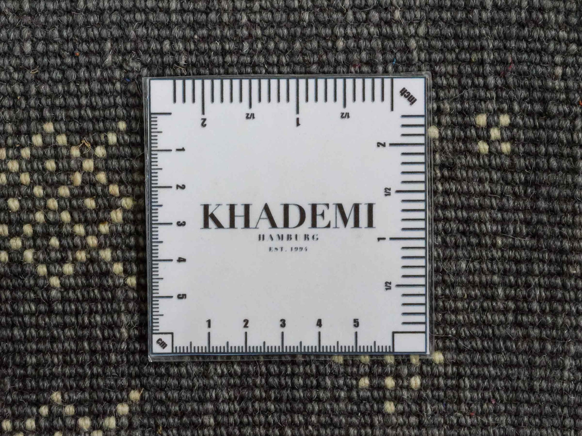 Handgeknüpfter Indo Loribaft Orientteppich von Khademi aus Wolle, grau. Geometrisches Nomaden-Design. Von Hand geknüpft in Indien. Größe: 96x61cm. Teppichnummer: KB4-1754. Verkauf durch Jupiter Intl.