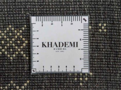 Handgeknüpfter Indo Loribaft Orientteppich von Khademi aus Wolle, grau. Geometrisches Nomaden-Design. Von Hand geknüpft in Indien. Größe: 96x61cm. Teppichnummer: KB4-1754. Verkauf durch Jupiter Intl.