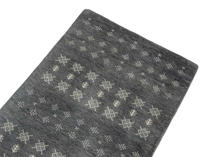 Handgeknüpfter Indo Loribaft Orientteppich von Khademi aus Wolle, grau. Geometrisches Nomaden-Design. Von Hand geknüpft in Indien. Größe: 96x61cm. Teppichnummer: KB4-1754. Verkauf durch Jupiter Intl.