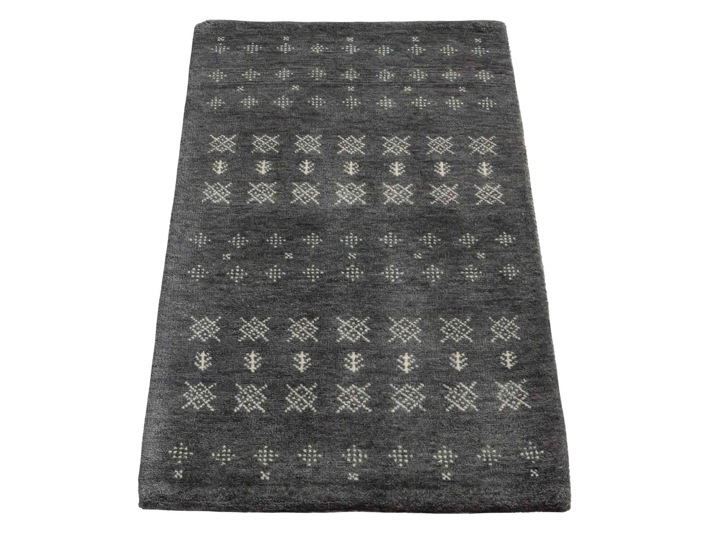 Handgeknüpfter Indo Loribaft Orientteppich von Khademi aus Wolle, grau. Geometrisches Nomaden-Design. Von Hand geknüpft in Indien. Größe: 96x61cm. Teppichnummer: KB4-1754. Verkauf durch Jupiter Intl.