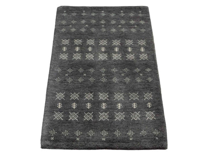 Handgeknüpfter Indo Loribaft Orientteppich von Khademi aus Wolle, grau. Geometrisches Nomaden-Design. Von Hand geknüpft in Indien. Größe: 96x61cm. Teppichnummer: KB4-1754. Verkauf durch Jupiter Intl.