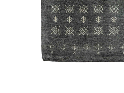 Handgeknüpfter Indo Loribaft Orientteppich von Khademi aus Wolle, grau. Geometrisches Nomaden-Design. Von Hand geknüpft in Indien. Größe: 96x61cm. Teppichnummer: KB4-1754. Verkauf durch Jupiter Intl.