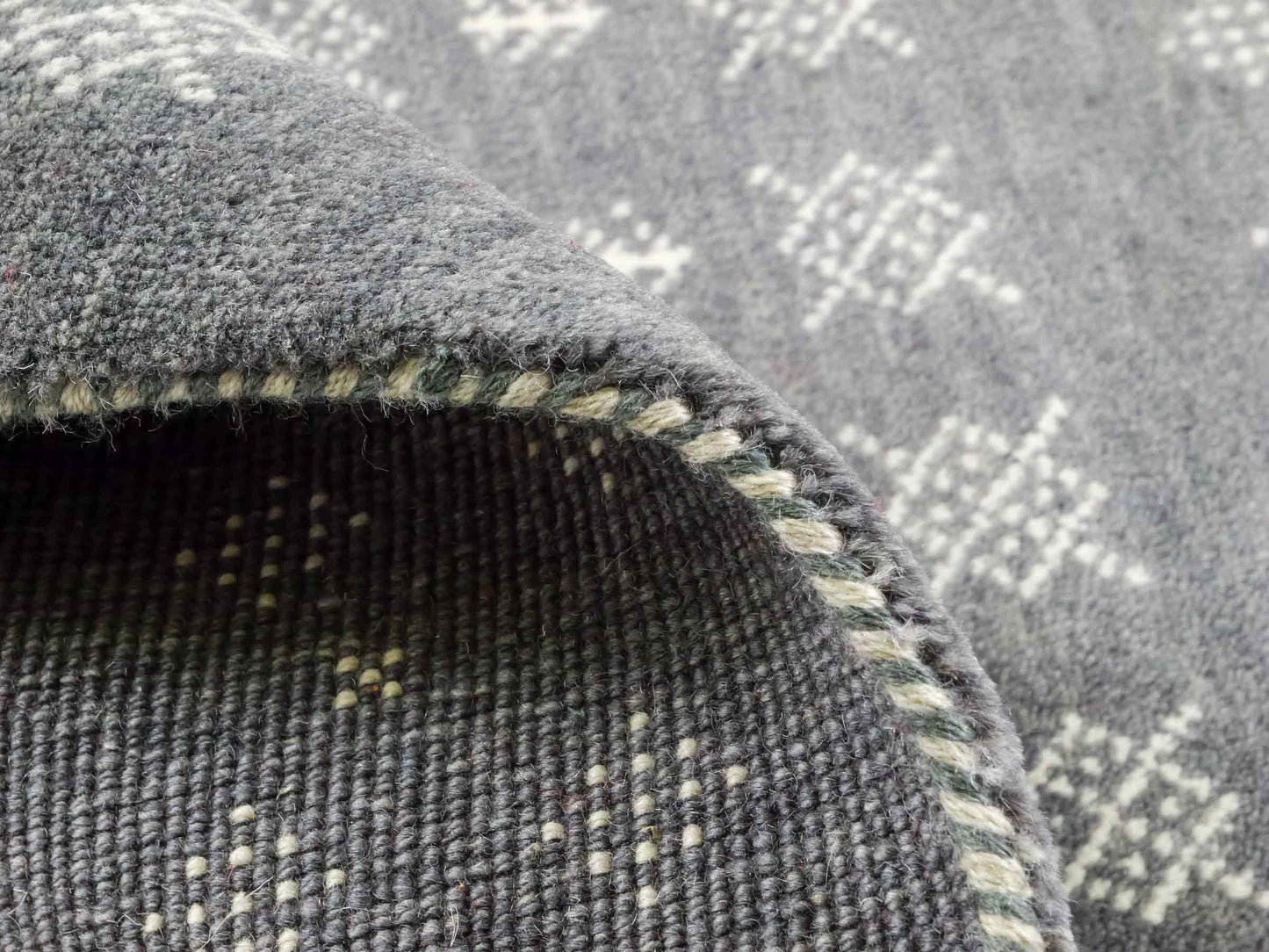 Handgeknüpfter Indo Loribaft Orientteppich von Khademi aus Wolle, grau. Geometrisches Nomaden-Design. Von Hand geknüpft in Indien. Größe: 96x61cm. Teppichnummer: KB4-1754. Verkauf durch Jupiter Intl.