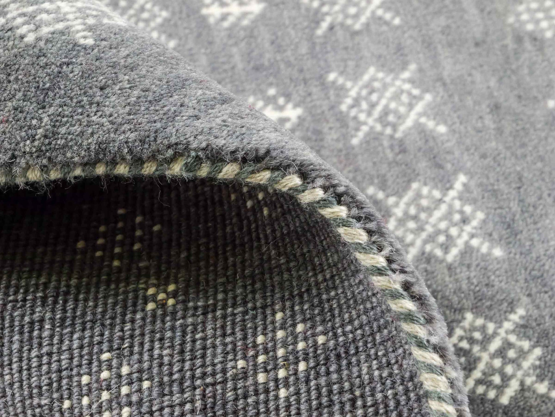 Handgeknüpfter Indo Loribaft Orientteppich von Khademi aus Wolle, grau. Geometrisches Nomaden-Design. Von Hand geknüpft in Indien. Größe: 96x61cm. Teppichnummer: KB4-1754. Verkauf durch Jupiter Intl.