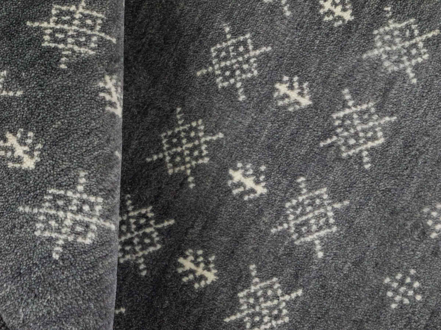 Handgeknüpfter Indo Loribaft Orientteppich von Khademi aus Wolle, grau. Geometrisches Nomaden-Design. Von Hand geknüpft in Indien. Größe: 96x61cm. Teppichnummer: KB4-1754. Verkauf durch Jupiter Intl.