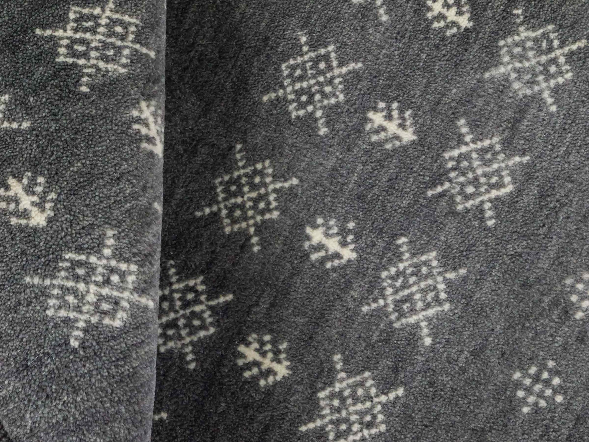 Handgeknüpfter Indo Loribaft Orientteppich von Khademi aus Wolle, grau. Geometrisches Nomaden-Design. Von Hand geknüpft in Indien. Größe: 96x61cm. Teppichnummer: KB4-1754. Verkauf durch Jupiter Intl.