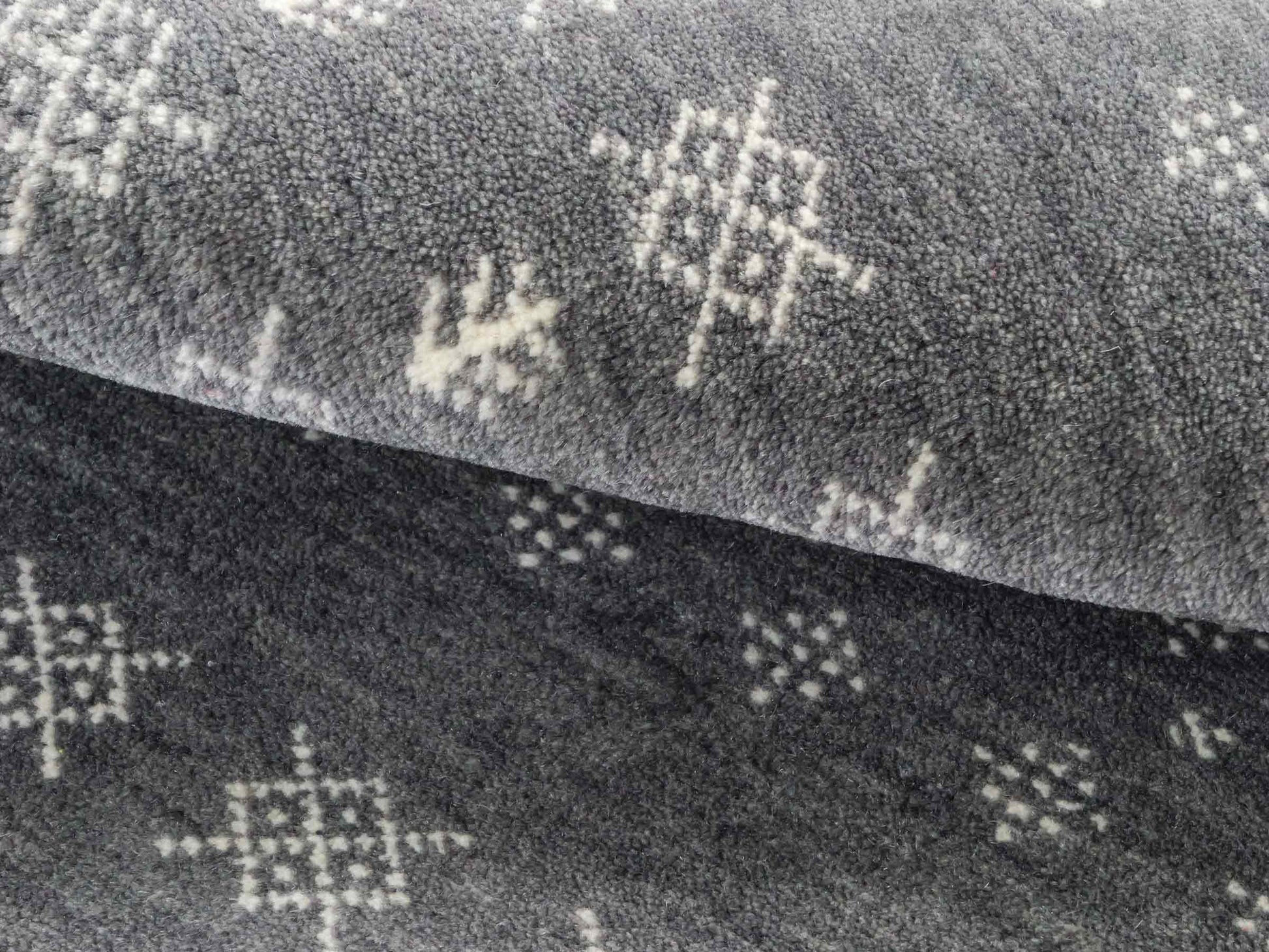 Handgeknüpfter Indo Loribaft Orientteppich von Khademi aus Wolle, grau. Geometrisches Nomaden-Design. Von Hand geknüpft in Indien. Größe: 96x61cm. Teppichnummer: KB4-1754. Verkauf durch Jupiter Intl.