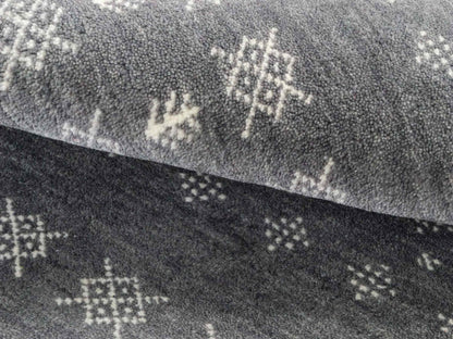 Handgeknüpfter Indo Loribaft Orientteppich von Khademi aus Wolle, grau. Geometrisches Nomaden-Design. Von Hand geknüpft in Indien. Größe: 96x61cm. Teppichnummer: KB4-1754. Verkauf durch Jupiter Intl.