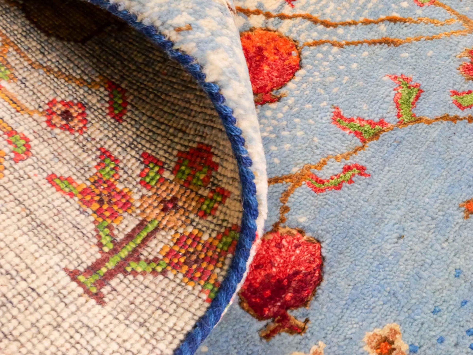 Handgeknüpfter Indo Loribaft Orientteppich von Khademi aus Wolle mit Bambusseide, blau, mehrfarbig. Nomaden-Design mit Lebensbaum. Von Hand geknüpft in Indien. Größe: 206x137cm. Teppichnummer: KB4-1705. Verkauf durch Jupiter Intl.