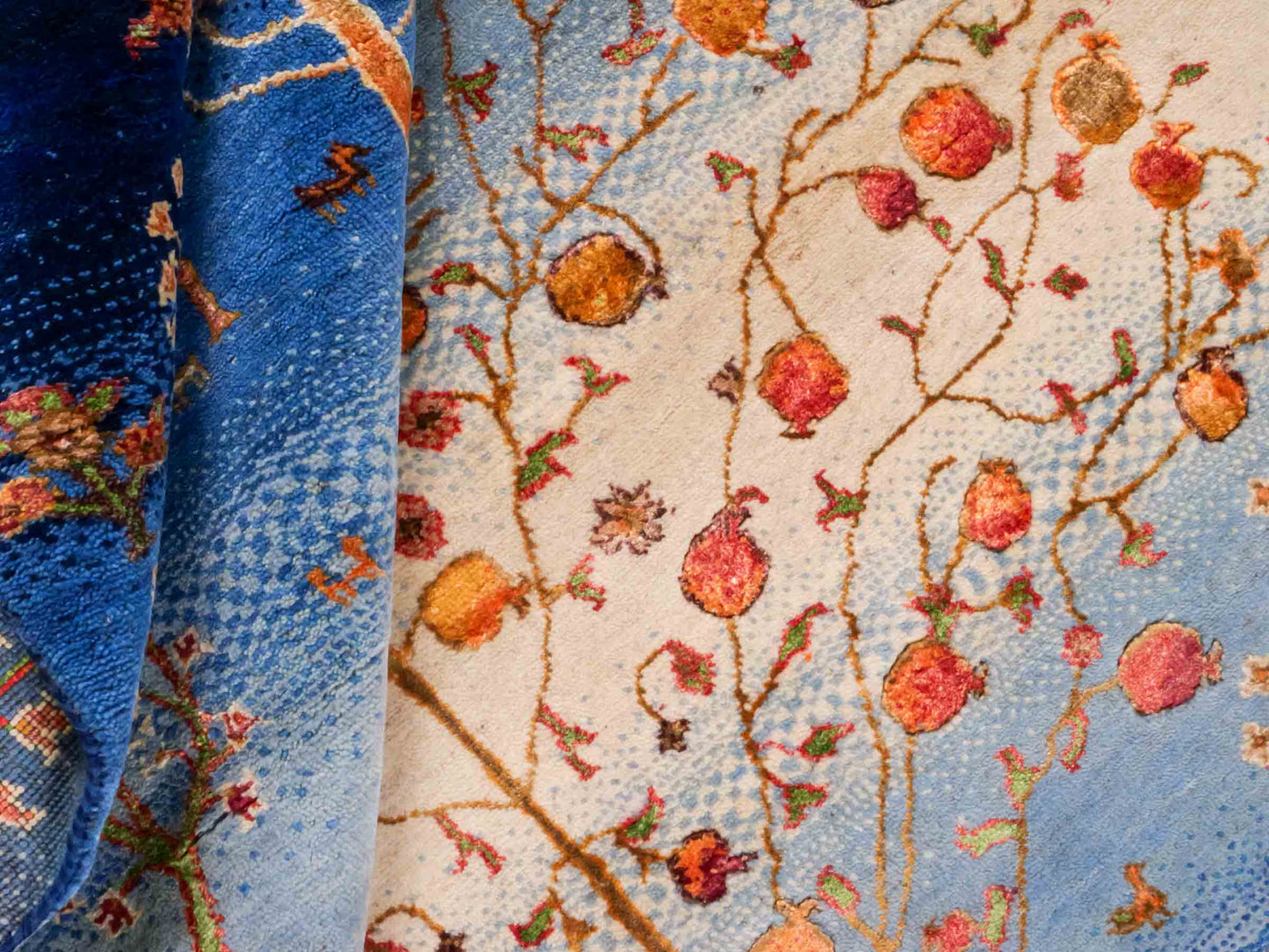 Handgeknüpfter Indo Loribaft Orientteppich von Khademi aus Wolle mit Bambusseide, blau, mehrfarbig. Nomaden-Design mit Lebensbaum. Von Hand geknüpft in Indien. Größe: 206x137cm. Teppichnummer: KB4-1705. Verkauf durch Jupiter Intl.