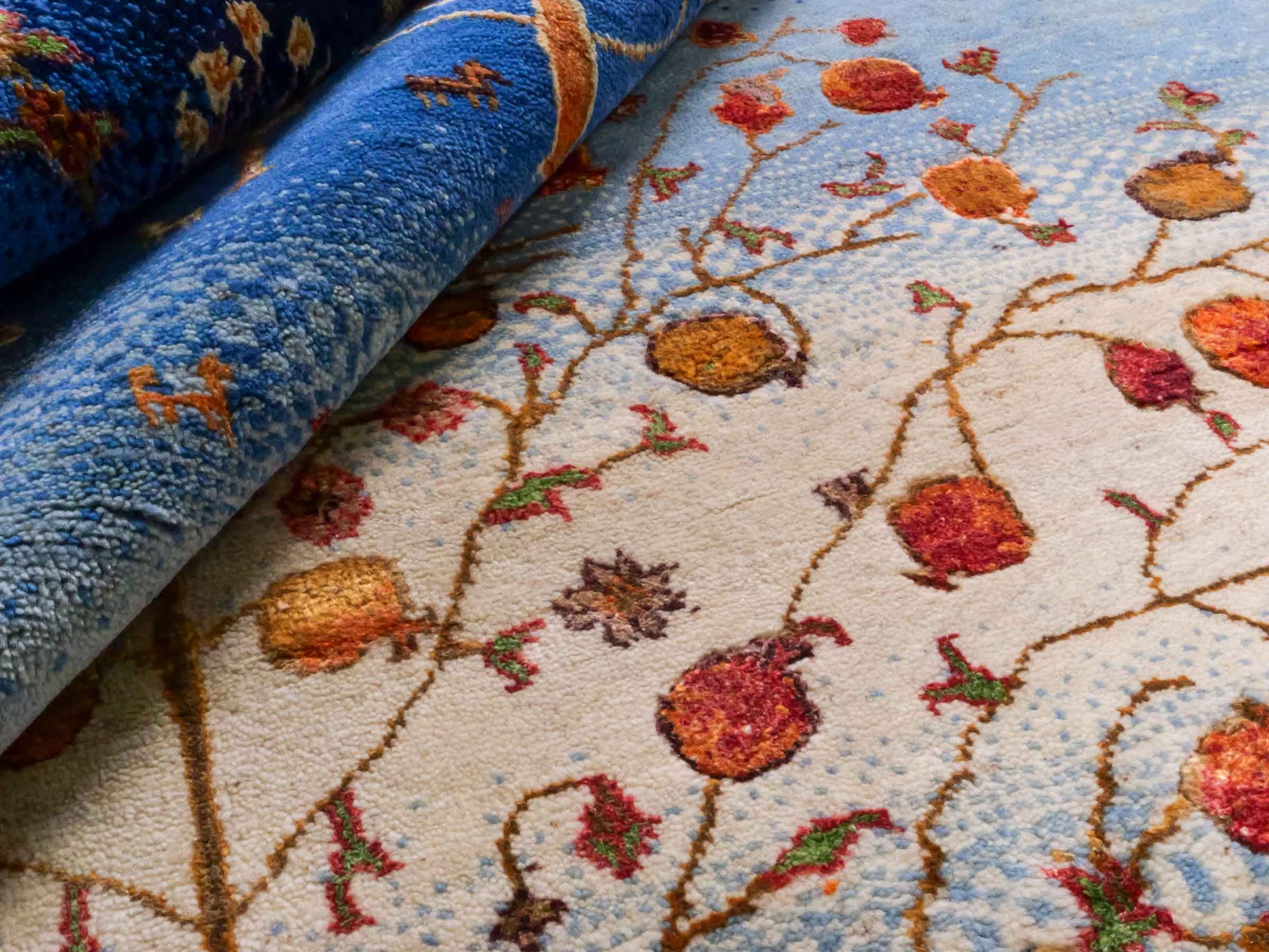 Handgeknüpfter Indo Loribaft Orientteppich von Khademi aus Wolle mit Bambusseide, blau, mehrfarbig. Nomaden-Design mit Lebensbaum. Von Hand geknüpft in Indien. Größe: 206x137cm. Teppichnummer: KB4-1705. Verkauf durch Jupiter Intl.