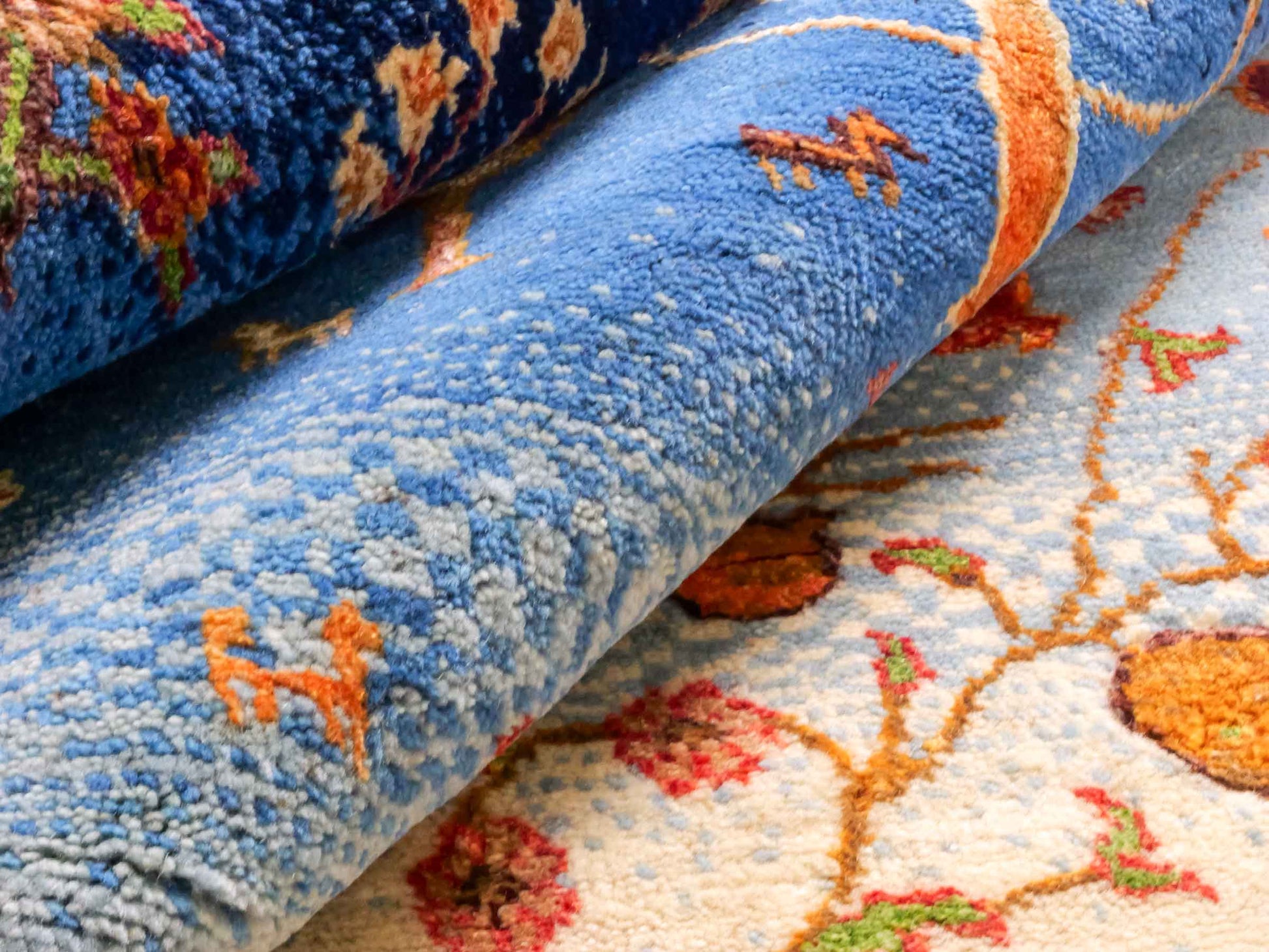 Handgeknüpfter Indo Loribaft Orientteppich von Khademi aus Wolle mit Bambusseide, blau, mehrfarbig. Nomaden-Design mit Lebensbaum. Von Hand geknüpft in Indien. Größe: 206x137cm. Teppichnummer: KB4-1705. Verkauf durch Jupiter Intl.