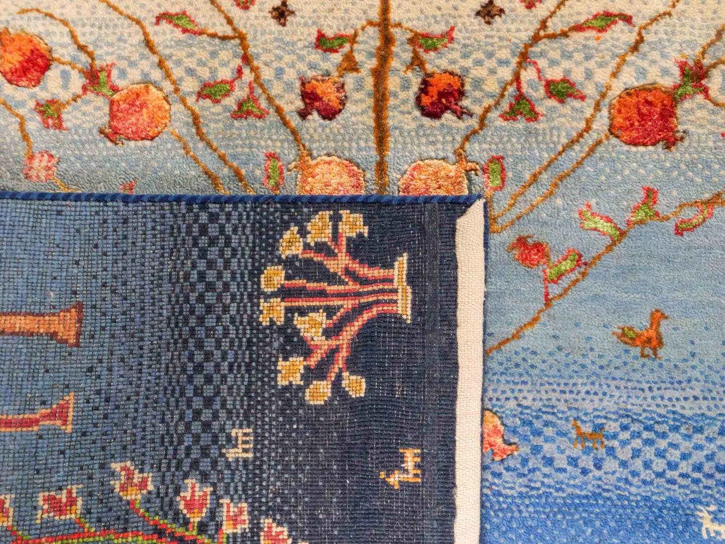 Handgeknüpfter Indo Loribaft Orientteppich von Khademi aus Wolle mit Bambusseide, blau, mehrfarbig. Nomaden-Design mit Lebensbaum. Von Hand geknüpft in Indien. Größe: 206x137cm. Teppichnummer: KB4-1705. Verkauf durch Jupiter Intl.