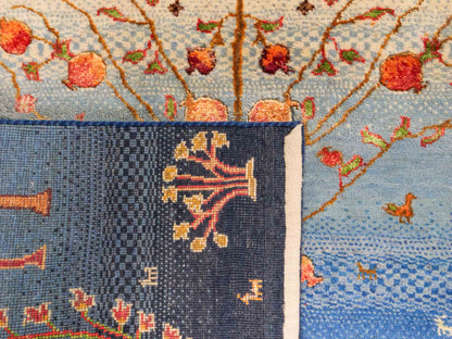 Handgeknüpfter Indo Loribaft Orientteppich von Khademi aus Wolle mit Bambusseide, blau, mehrfarbig. Nomaden-Design mit Lebensbaum. Von Hand geknüpft in Indien. Größe: 206x137cm. Teppichnummer: KB4-1705. Verkauf durch Jupiter Intl.