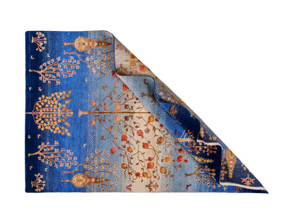 Handgeknüpfter Indo Loribaft Orientteppich von Khademi aus Wolle mit Bambusseide, blau, mehrfarbig. Nomaden-Design mit Lebensbaum. Von Hand geknüpft in Indien. Größe: 206x137cm. Teppichnummer: KB4-1705. Verkauf durch Jupiter Intl.