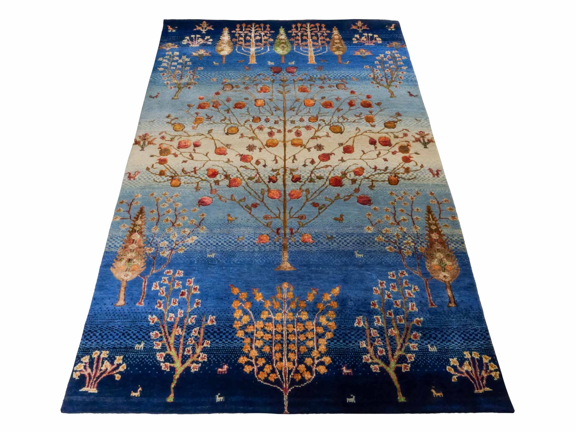 Handgeknüpfter Indo Loribaft Orientteppich von Khademi aus Wolle mit Bambusseide, blau, mehrfarbig. Nomaden-Design mit Lebensbaum. Von Hand geknüpft in Indien. Größe: 206x137cm. Teppichnummer: KB4-1705. Verkauf durch Jupiter Intl.