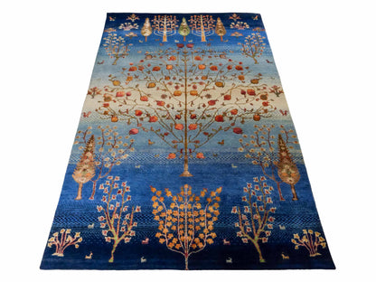 Handgeknüpfter Indo Loribaft Orientteppich von Khademi aus Wolle mit Bambusseide, blau, mehrfarbig. Nomaden-Design mit Lebensbaum. Von Hand geknüpft in Indien. Größe: 206x137cm. Teppichnummer: KB4-1705. Verkauf durch Jupiter Intl.