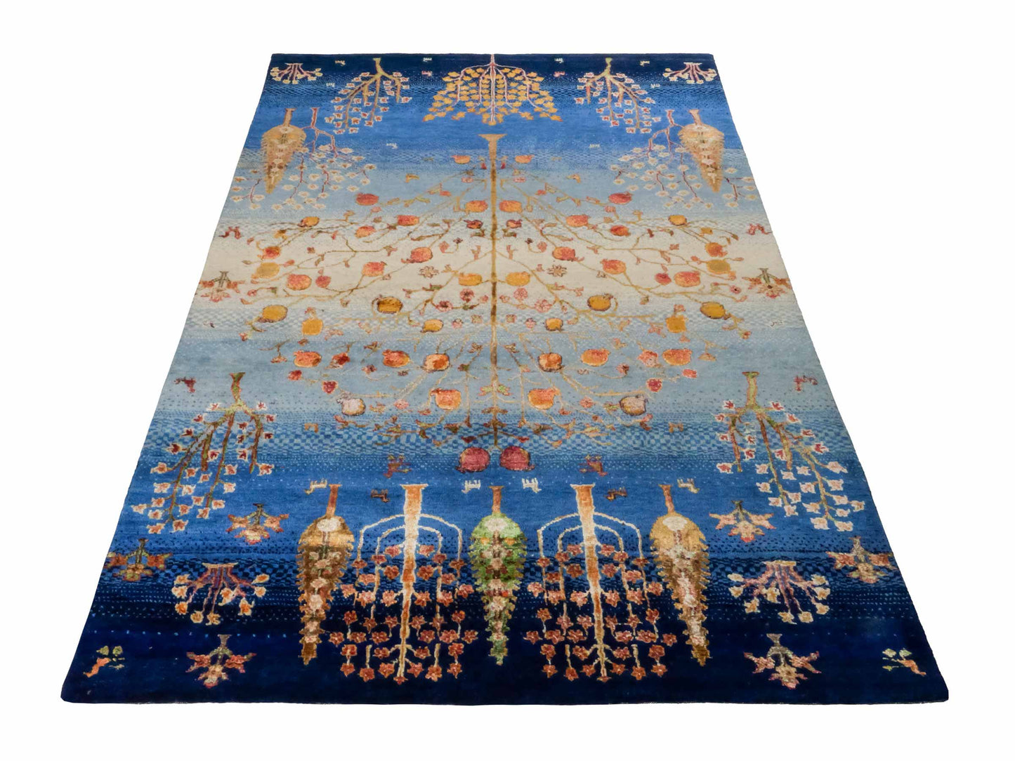 Handgeknüpfter Indo Loribaft Orientteppich von Khademi aus Wolle mit Bambusseide, blau, mehrfarbig. Nomaden-Design mit Lebensbaum. Von Hand geknüpft in Indien. Größe: 206x137cm. Teppichnummer: KB4-1705. Verkauf durch Jupiter Intl.