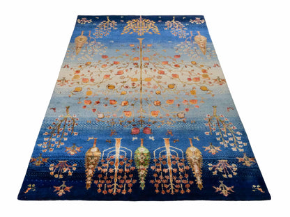 Handgeknüpfter Indo Loribaft Orientteppich von Khademi aus Wolle mit Bambusseide, blau, mehrfarbig. Nomaden-Design mit Lebensbaum. Von Hand geknüpft in Indien. Größe: 206x137cm. Teppichnummer: KB4-1705. Verkauf durch Jupiter Intl.