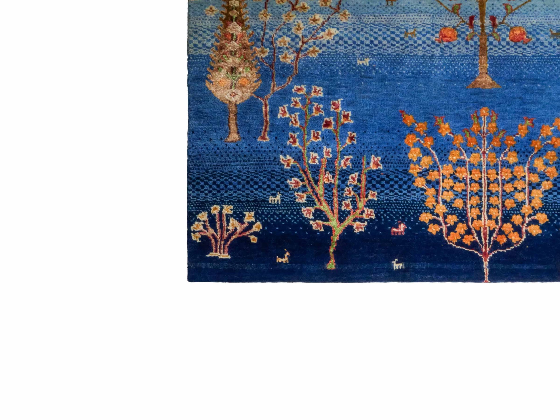 Handgeknüpfter Indo Loribaft Orientteppich von Khademi aus Wolle mit Bambusseide, blau, mehrfarbig. Nomaden-Design mit Lebensbaum. Von Hand geknüpft in Indien. Größe: 206x137cm. Teppichnummer: KB4-1705. Verkauf durch Jupiter Intl.