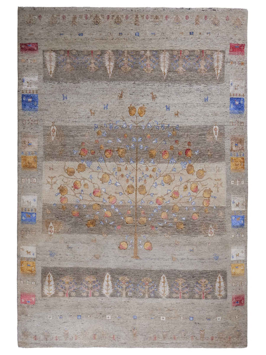 Handgeknüpfter Indo Loribaft Orientteppich von Khademi aus Wolle mit Bambusseide, grau, mehrfarbig. Geometrisches Nomaden-Design mit Lebensbaum. Von Hand geknüpft in Indien. Größe: 237x174cm. Teppichnummer: KB4-1709. Verkauf durch Jupiter Intl.
