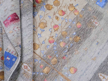 Handgeknüpfter Indo Loribaft Orientteppich von Khademi aus Wolle mit Bambusseide, grau, mehrfarbig. Geometrisches Nomaden-Design mit Lebensbaum. Von Hand geknüpft in Indien. Größe: 237x174cm. Teppichnummer: KB4-1709. Verkauf durch Jupiter Intl.