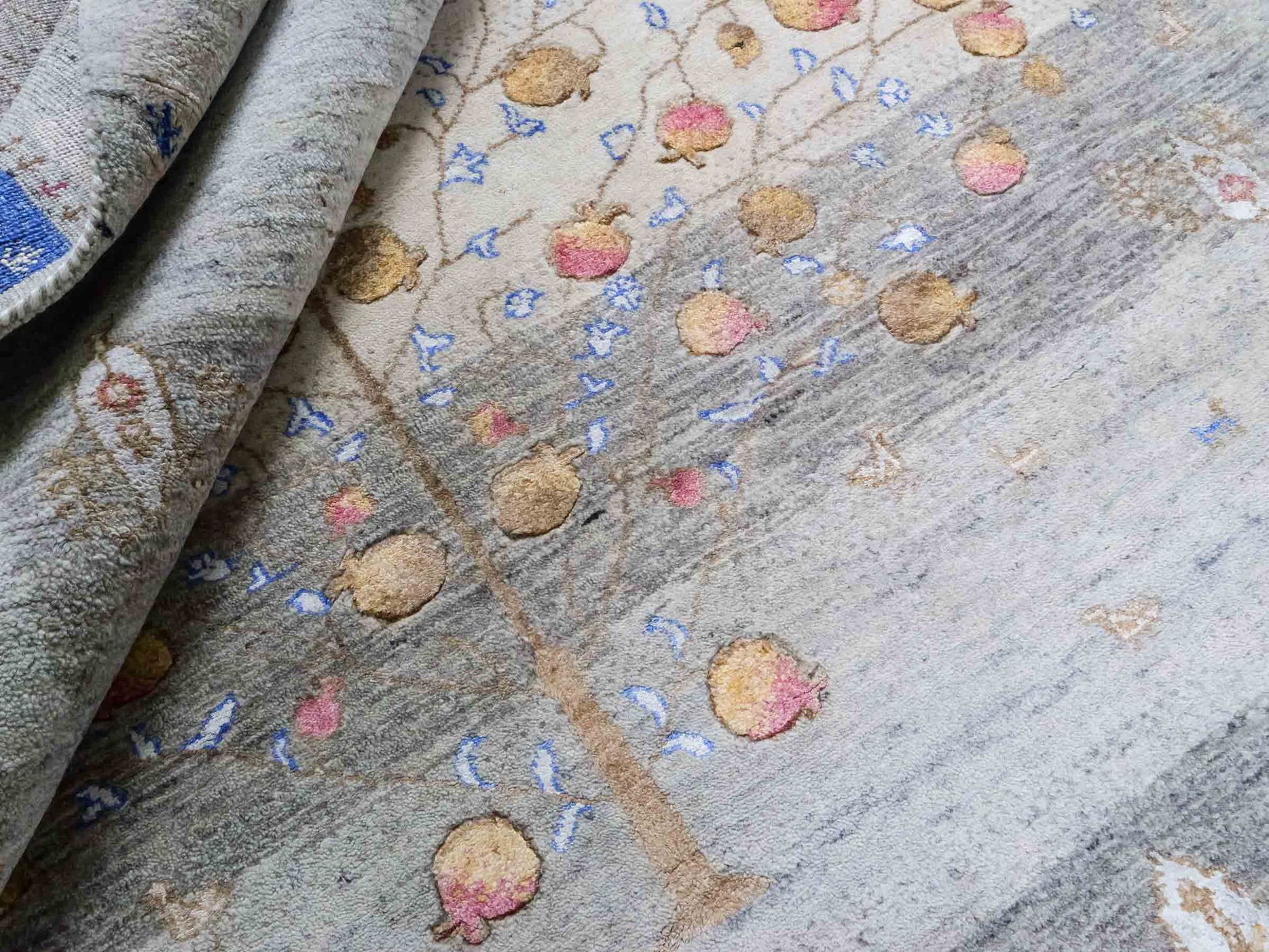 Handgeknüpfter Indo Loribaft Orientteppich von Khademi aus Wolle mit Bambusseide, grau, mehrfarbig. Geometrisches Nomaden-Design mit Lebensbaum. Von Hand geknüpft in Indien. Größe: 237x174cm. Teppichnummer: KB4-1709. Verkauf durch Jupiter Intl.