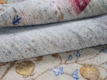 Handgeknüpfter Indo Loribaft Orientteppich von Khademi aus Wolle mit Bambusseide, grau, mehrfarbig. Geometrisches Nomaden-Design mit Lebensbaum. Von Hand geknüpft in Indien. Größe: 237x174cm. Teppichnummer: KB4-1709. Verkauf durch Jupiter Intl.