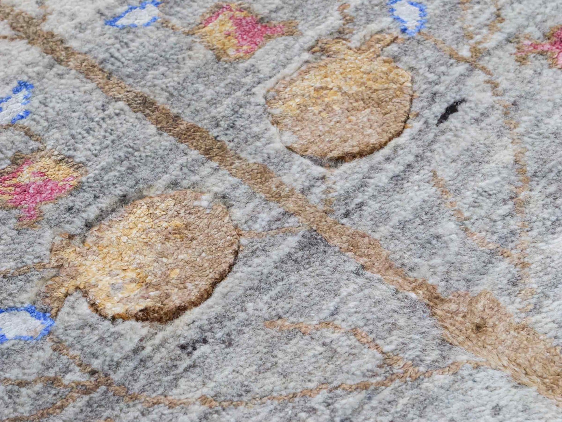 Handgeknüpfter Indo Loribaft Orientteppich von Khademi aus Wolle mit Bambusseide, grau, mehrfarbig. Geometrisches Nomaden-Design mit Lebensbaum. Von Hand geknüpft in Indien. Größe: 237x174cm. Teppichnummer: KB4-1709. Verkauf durch Jupiter Intl.