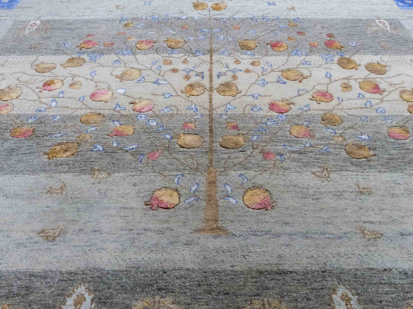 Handgeknüpfter Indo Loribaft Orientteppich von Khademi aus Wolle mit Bambusseide, grau, mehrfarbig. Geometrisches Nomaden-Design mit Lebensbaum. Von Hand geknüpft in Indien. Größe: 237x174cm. Teppichnummer: KB4-1709. Verkauf durch Jupiter Intl.