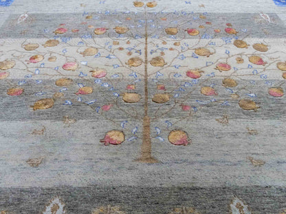 Handgeknüpfter Indo Loribaft Orientteppich von Khademi aus Wolle mit Bambusseide, grau, mehrfarbig. Geometrisches Nomaden-Design mit Lebensbaum. Von Hand geknüpft in Indien. Größe: 237x174cm. Teppichnummer: KB4-1709. Verkauf durch Jupiter Intl.