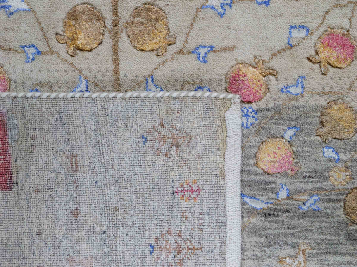 Handgeknüpfter Indo Loribaft Orientteppich von Khademi aus Wolle mit Bambusseide, grau, mehrfarbig. Geometrisches Nomaden-Design mit Lebensbaum. Von Hand geknüpft in Indien. Größe: 237x174cm. Teppichnummer: KB4-1709. Verkauf durch Jupiter Intl.