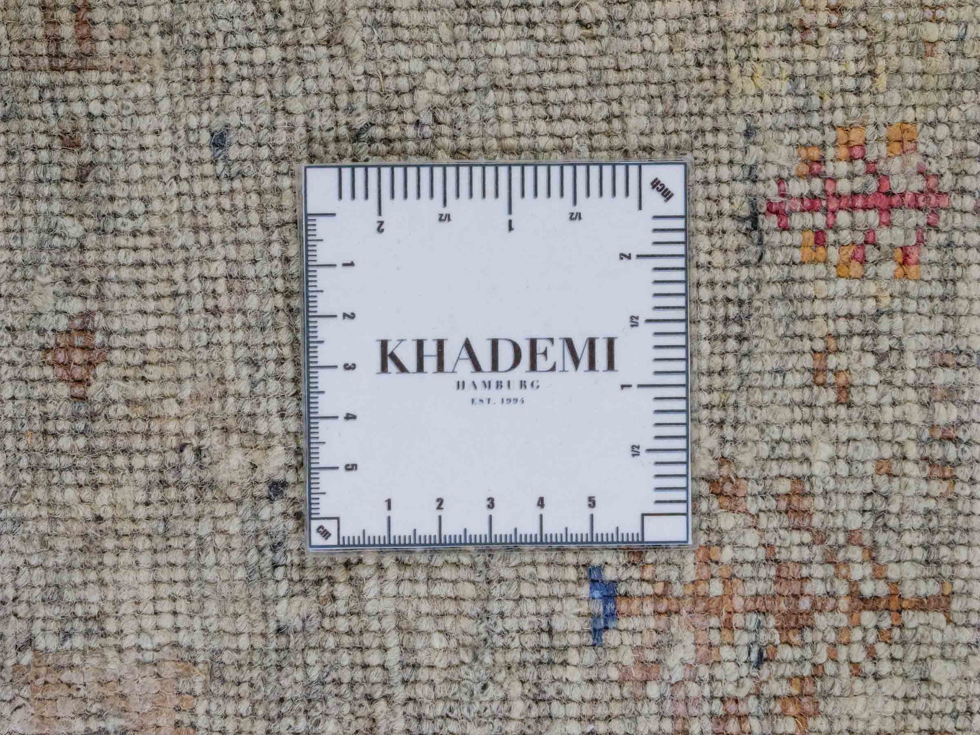 Handgeknüpfter Indo Loribaft Orientteppich von Khademi aus Wolle mit Bambusseide, grau, mehrfarbig. Geometrisches Nomaden-Design mit Lebensbaum. Von Hand geknüpft in Indien. Größe: 237x174cm. Teppichnummer: KB4-1709. Verkauf durch Jupiter Intl.