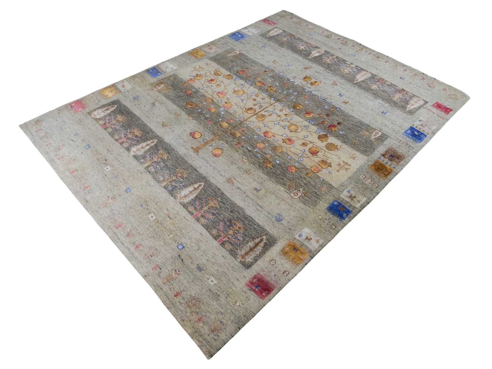 Handgeknüpfter Indo Loribaft Orientteppich von Khademi aus Wolle mit Bambusseide, grau, mehrfarbig. Geometrisches Nomaden-Design mit Lebensbaum. Von Hand geknüpft in Indien. Größe: 237x174cm. Teppichnummer: KB4-1709. Verkauf durch Jupiter Intl.