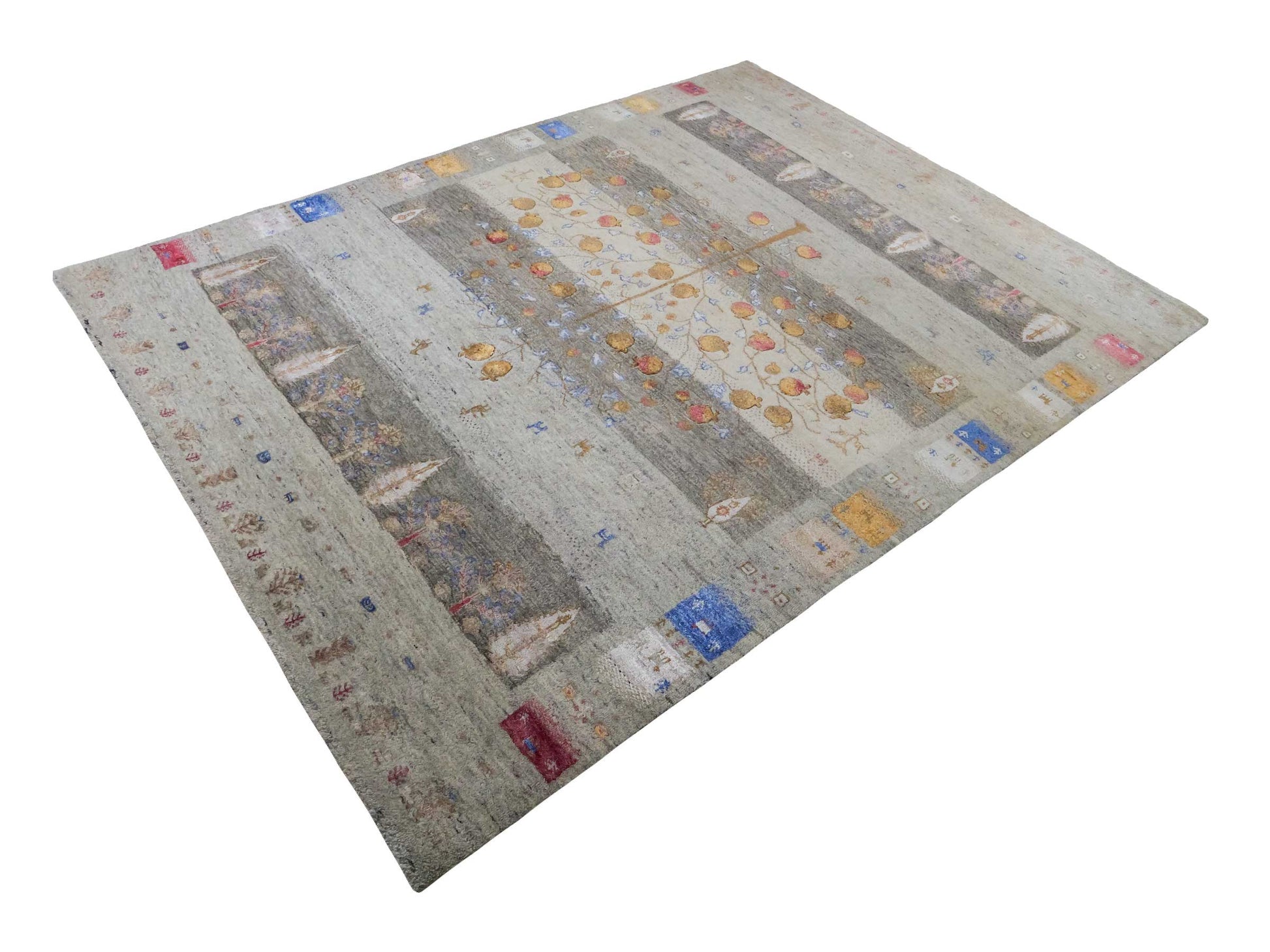 Handgeknüpfter Indo Loribaft Orientteppich von Khademi aus Wolle mit Bambusseide, grau, mehrfarbig. Geometrisches Nomaden-Design mit Lebensbaum. Von Hand geknüpft in Indien. Größe: 237x174cm. Teppichnummer: KB4-1709. Verkauf durch Jupiter Intl.