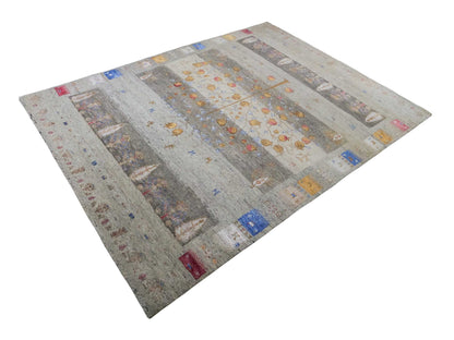 Handgeknüpfter Indo Loribaft Orientteppich von Khademi aus Wolle mit Bambusseide, grau, mehrfarbig. Geometrisches Nomaden-Design mit Lebensbaum. Von Hand geknüpft in Indien. Größe: 237x174cm. Teppichnummer: KB4-1709. Verkauf durch Jupiter Intl.