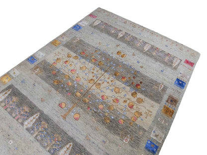 Handgeknüpfter Indo Loribaft Orientteppich von Khademi aus Wolle mit Bambusseide, grau, mehrfarbig. Geometrisches Nomaden-Design mit Lebensbaum. Von Hand geknüpft in Indien. Größe: 237x174cm. Teppichnummer: KB4-1709. Verkauf durch Jupiter Intl.